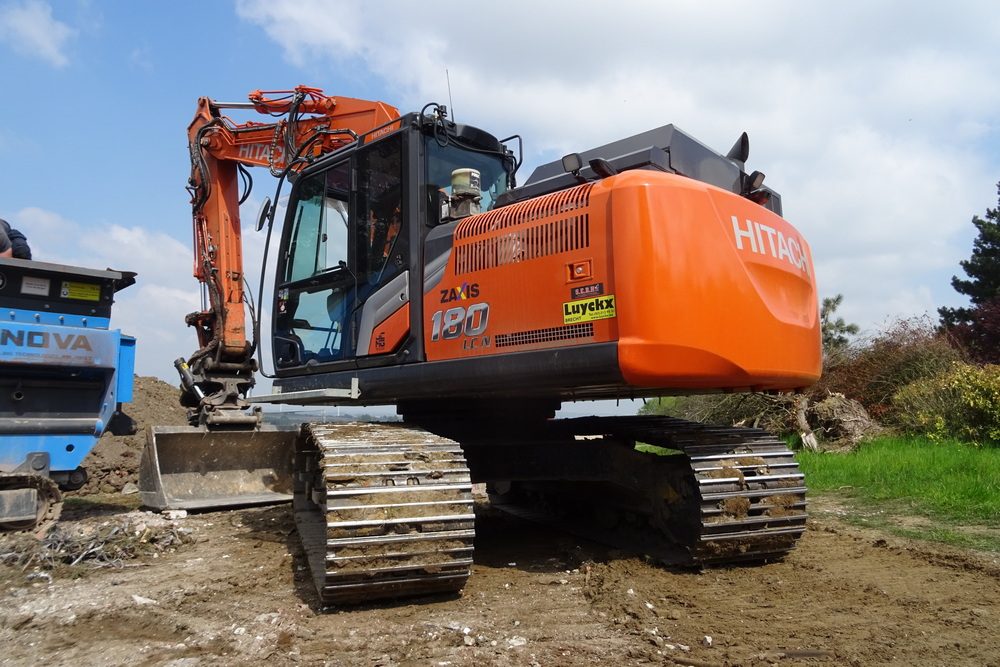 L’entreprise Sculier exploite pleinement les qualités de son Hitachi Zaxis 180 LCN
