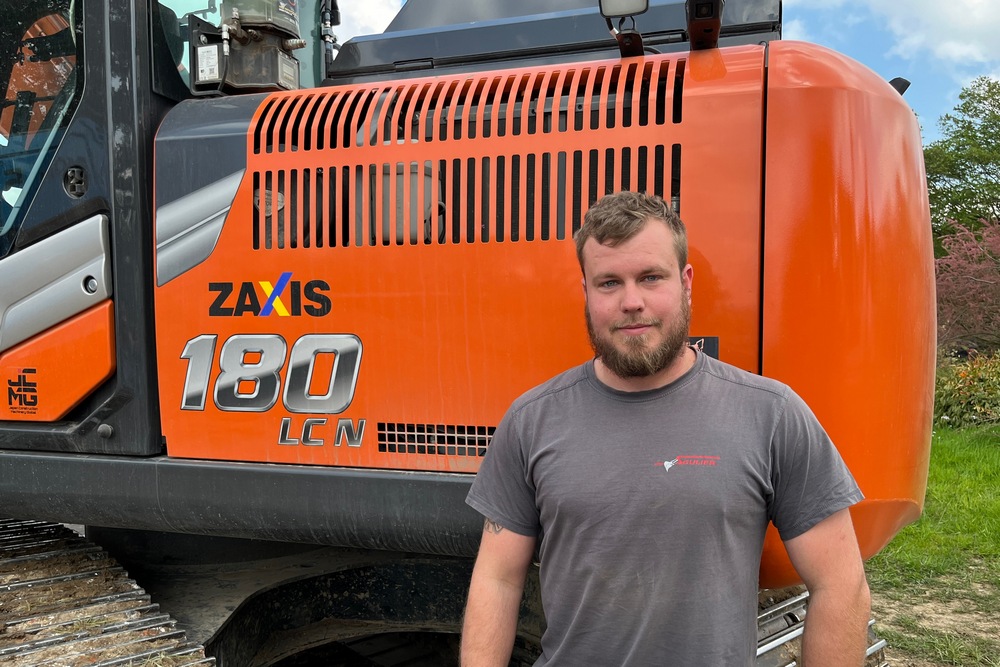 Clément Sculier se montre satisfait de sa Zaxis 180 LCN. “Hitachi a un très bon rapport qualité/prix qui est selon moi incomparable”.