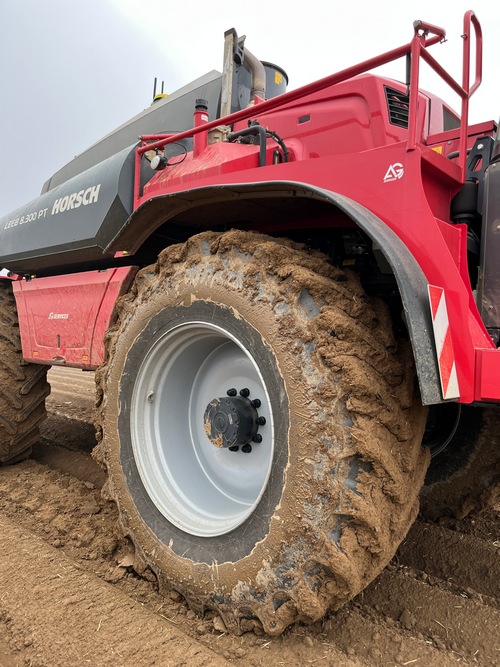4. Les automoteurs de la Ferme Smeysters sont équipés de pneus Pneus BKT de 650 mm de largeur. “Ils permettent de pouvoir passer plus facilement sur les parcelles humides”.