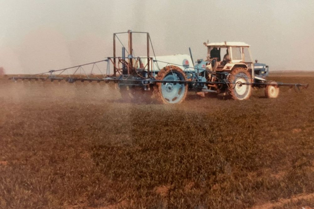Le premier pulvérisateur de l’entreprise était un Berthoud attelé sur un Ford 5000.