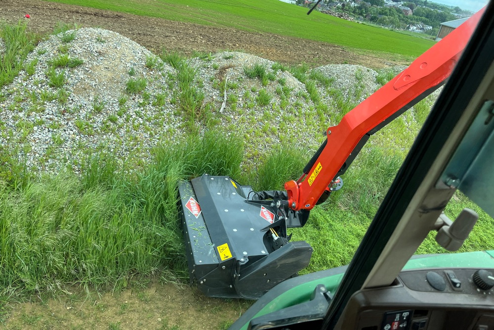 La position avancée OPTIview améliore la visibilité sur le broyeur depuis le siège.