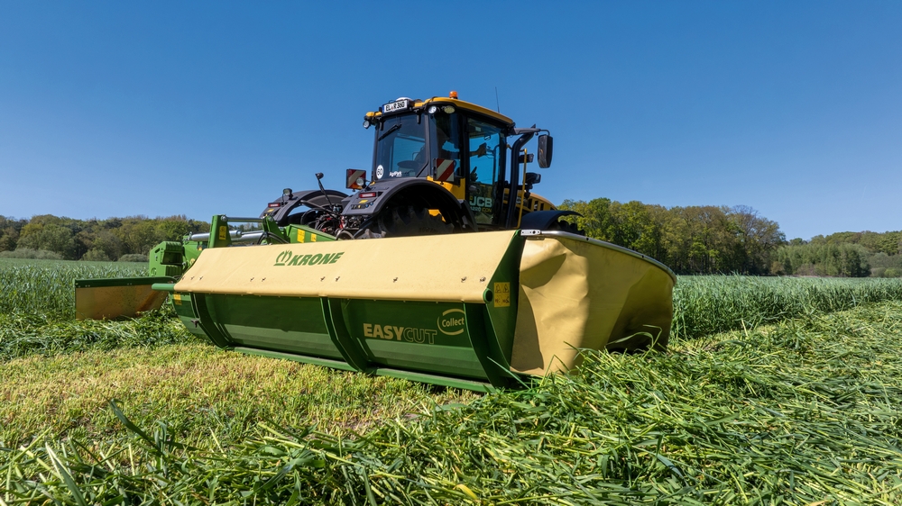La faucheuse EasyCut R 360 Collect peut déposer le fourrage en andain dès le fauchage grâce à la vis de regroupage.