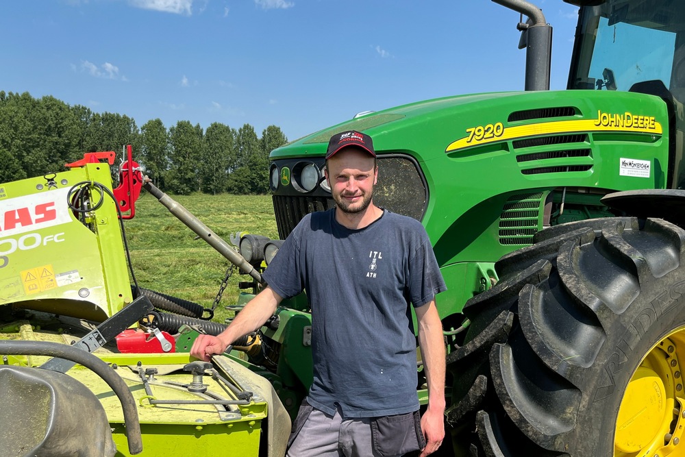 Quentin Carton-Delcourt se montre satisfait de son ensemble de fauche composé de la Claas Disco 9300 Direct Swather.