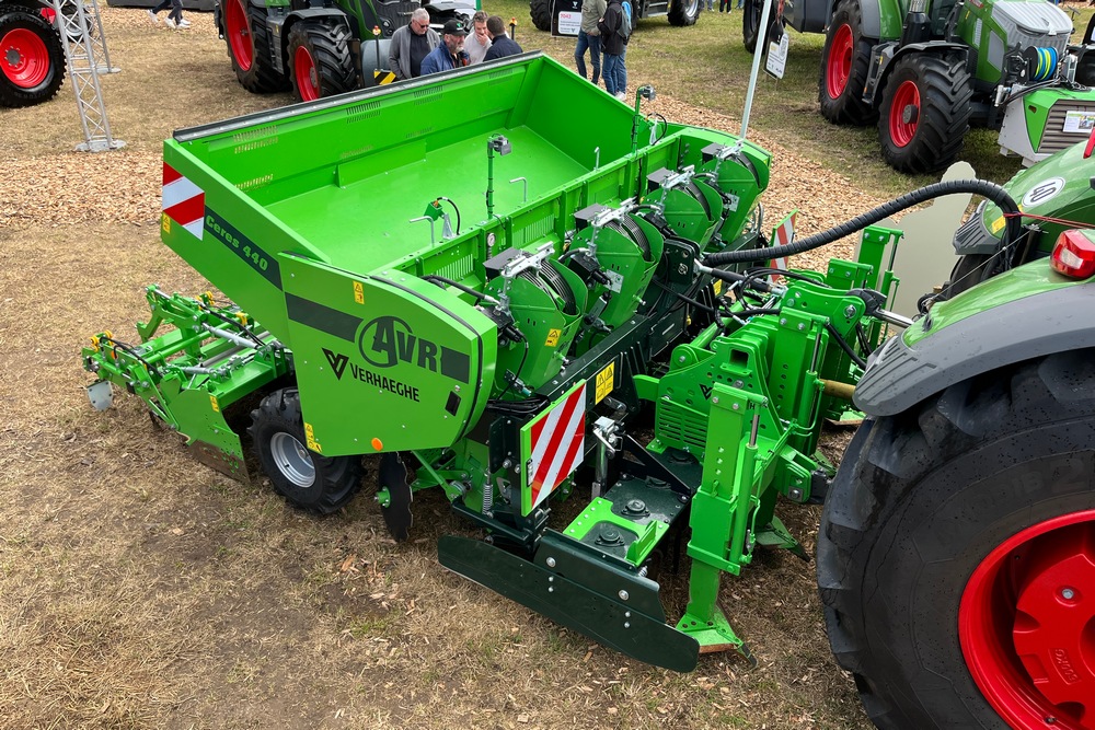 Le nouveau combiné compact de plantation AVR Power Harrow - Ceres 440 se compose d’une poutre décompacteur LSM, d’une herse rotative Maschio DM3000 et de la planteuse AVR Ceres 440.