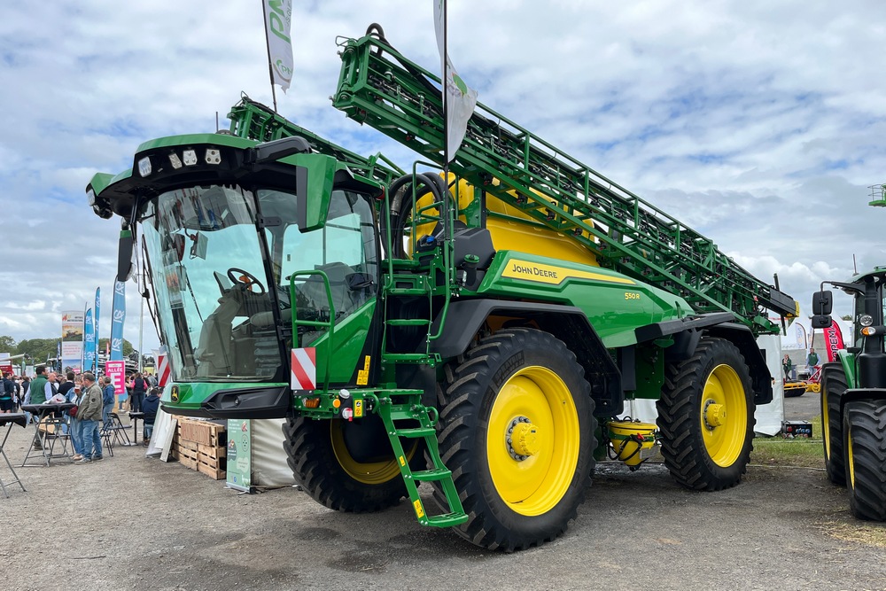 Tous les automoteurs John Deere 500R sont dotés d’une cabine montée à l’avant avec un moteur en position arrière. Selon le fabricant, cette architecture assure une répartition équilibrée des masses.