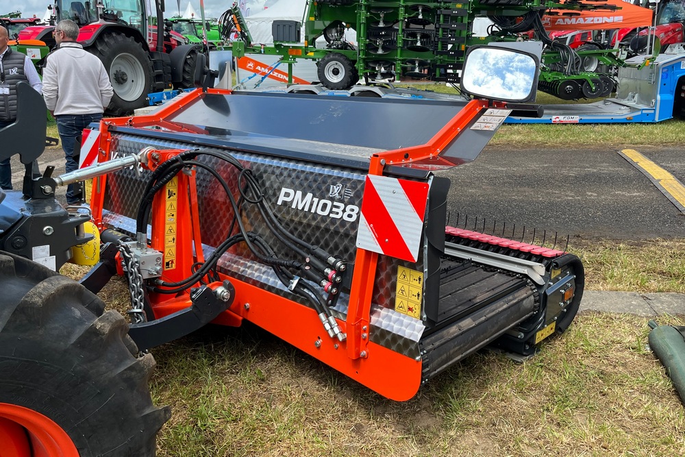 Le Kubota PM1038 est un andaineur à tapis porté conçu pour les cultures délicates.