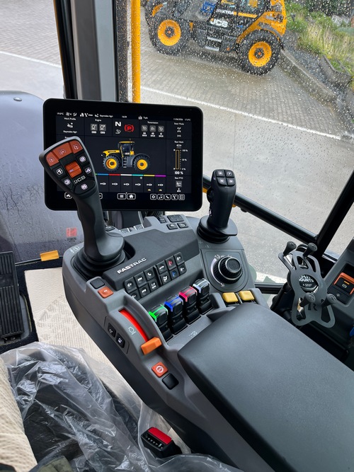 Les commandes sont regroupées sur l’accoudoir qui comporte un écran 12”.
