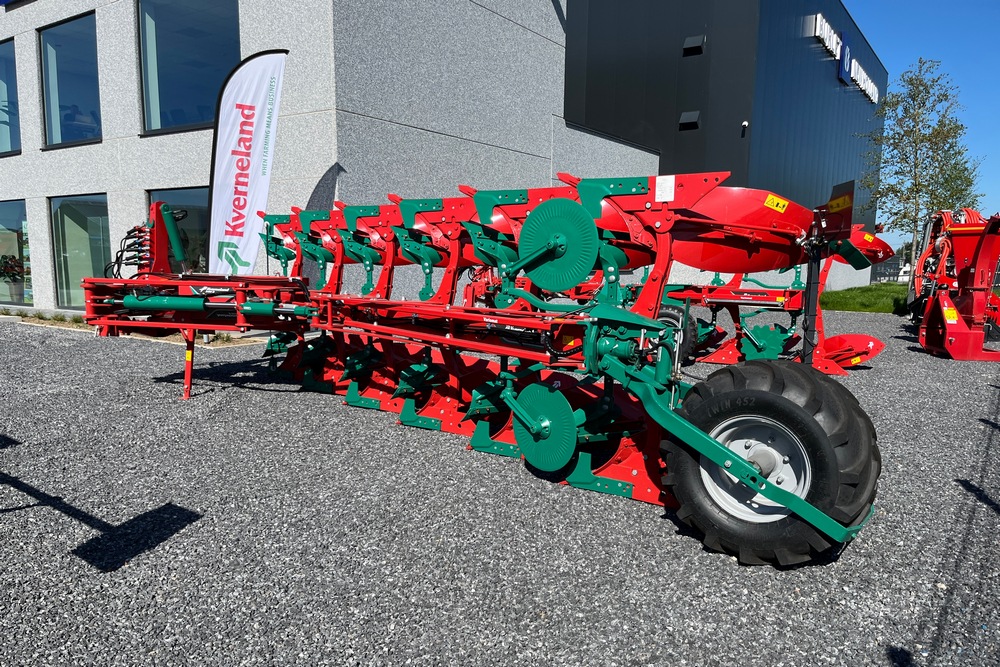 La nouvelle charrue Kverneland 3400 B Variomat a la particularité de pouvoir être utilisée aussi bien dans la raie qu’hors raie.