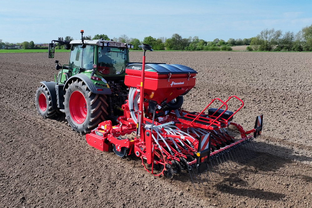 Le nouveau Kverneland Saturia est un semoir multi-graines pneumatique.