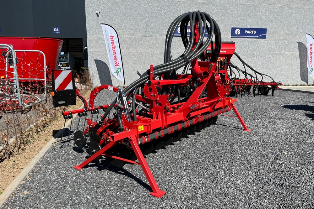 La barre de semis F-drill CB s’utilise en combinaison avec une trémie frontale.