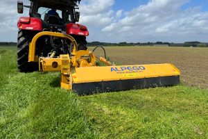 Avec sa largeur de 2,6 m et son bras, le broyeur d’accotements Alpego TL50-260 est une machine polyvalente.