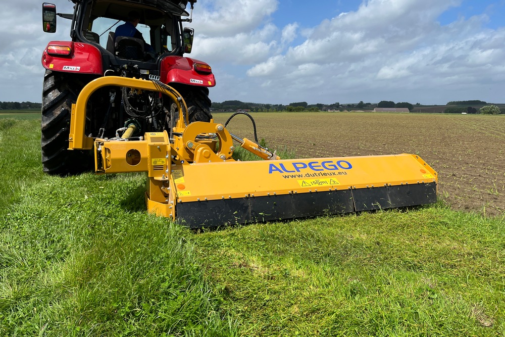 Avec sa largeur de 2,6 m et son bras, le broyeur d’accotements Alpego TL50-260 est une machine polyvalente.