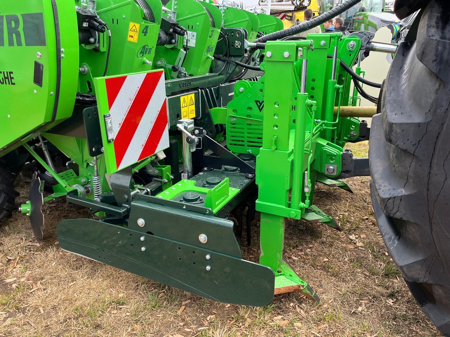 La planteuse AVR Ceres 440 est précédée par un ensemble compact comportant une poutre LSM et une herse rotative Maschio.