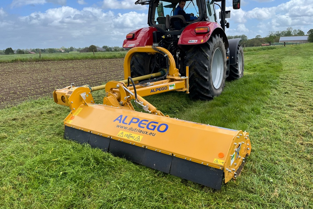 Avec sa largeur de 2,6 m et son bras, le broyeur d’accotements Alpego TL50-260 est une machine polyvalente.