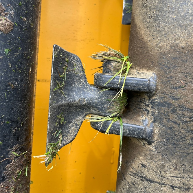 L’Alpego TL50-260 est doté de 22 marteaux qui permettent de couper des surfaces herbeuses, des résidus végétaux ou encore des buissons.