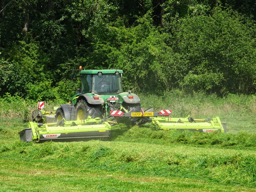 La Claas Disco 9300 Direct Swather permet de mettre directement en andain sans conditionneur.