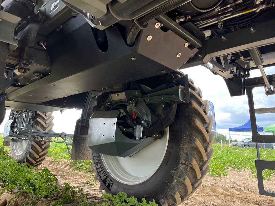 Sous la machine, on retrouve un carter qui protège les organes de l’automoteur.