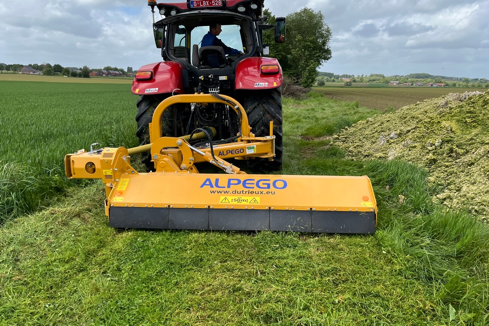 Le bras permet de travailler derrière le tracteur ou latéralement, à côté de celui-ci.