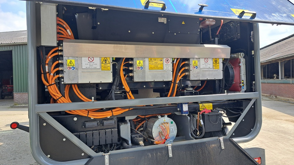 Sous le capot de la Faresin Leader PF Full Electric, aucun moteur thermique. On y retrouve notamment la batterie lithium-ion et trois convertisseurs. Une batterie 12 volts alimente les composants basse tension.