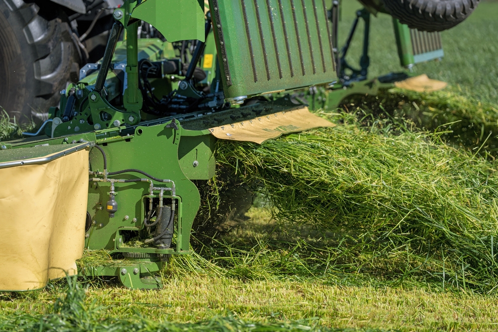 Avec ses fléaux en V en acier et sa vitesse réglable, le conditionneur CV permet d’accélérer de manière ciblée le préfanage de la matière récoltée.