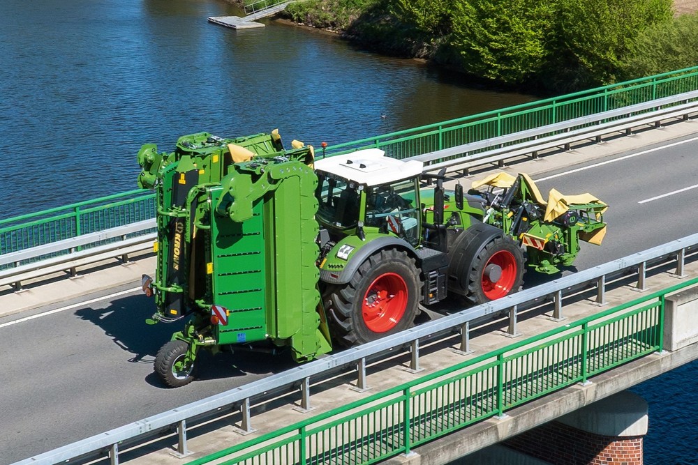 Le système de repliage breveté Fold permet de replier les assiettes extérieures des lamiers en position de transport.