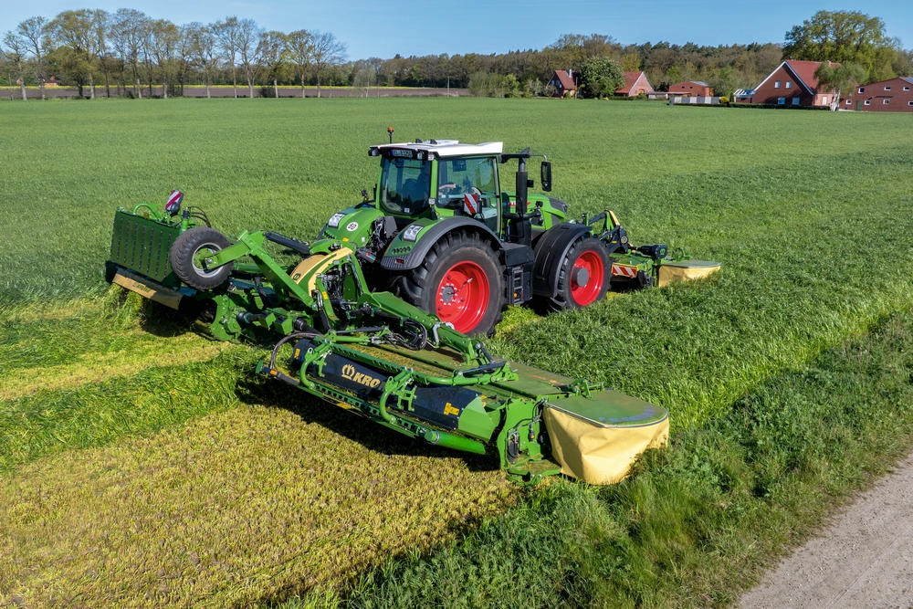 Avec une largeur de travail pouvant atteindre 12,5 m, la Krone EasyCut B 1250 CV Fold Collect est une nouvelle solution qui s’intègre dans le concept CTF.