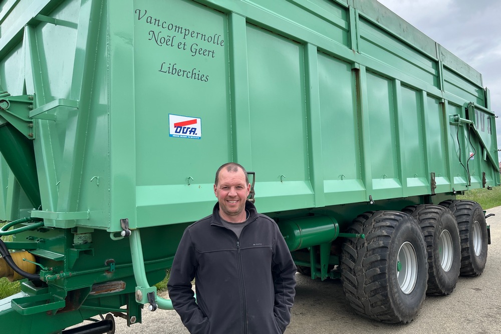 Trois décennies après sa fabrication, la benne agricole de Geert Vancompernolle est toujours en service.