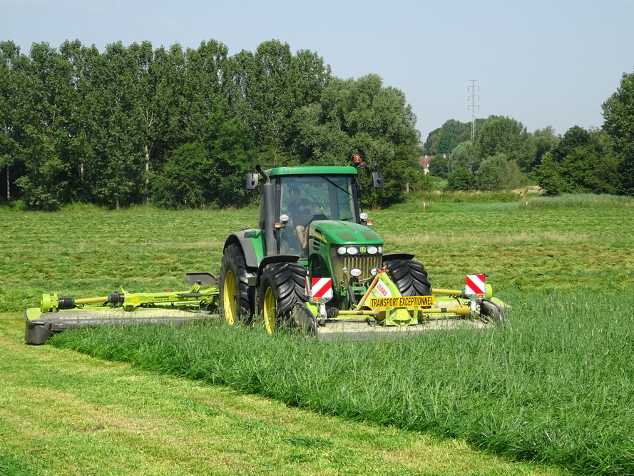 Lors de notre visite fin juin, Quentin Carton-Delcourt récolte sa quatrième coupe d’herbe sur une parcelle située à proximité de son exploitation d’Ollignies.