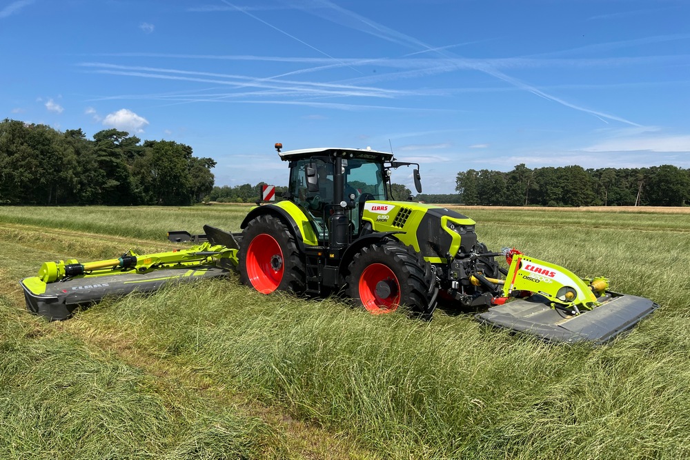 La combinaison d’un empattement long et du Claas Power Management CPM prédestine l’Arion 6.190 Cmatic à une utilisation avec des combinaisons de faucheuses, comme la Disco 9300 Direct Swather.