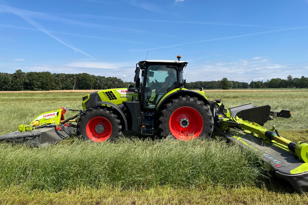 La combinaison d’un empattement long et du Claas Power Management CPM prédestine l’Arion 6.190 Cmatic à une utilisation avec des combinaisons de faucheuses, comme la Disco 9300 Direct Swather.