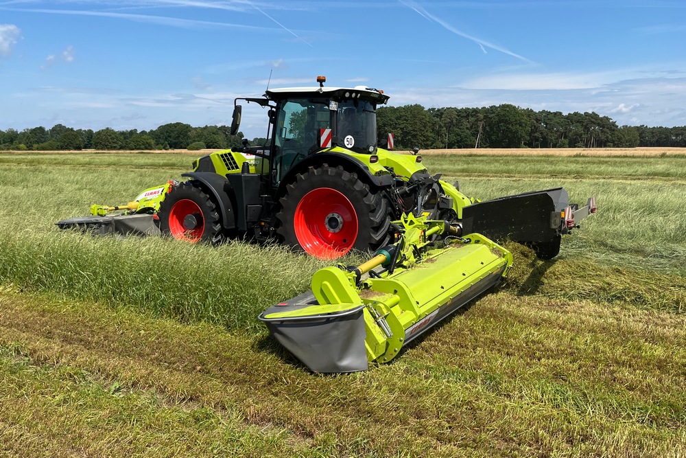 La combinaison d’un empattement long et du Claas Power Management CPM prédestine l’Arion 6.190 Cmatic à une utilisation avec des combinaisons de faucheuses, comme la Disco 9300 Direct Swather.