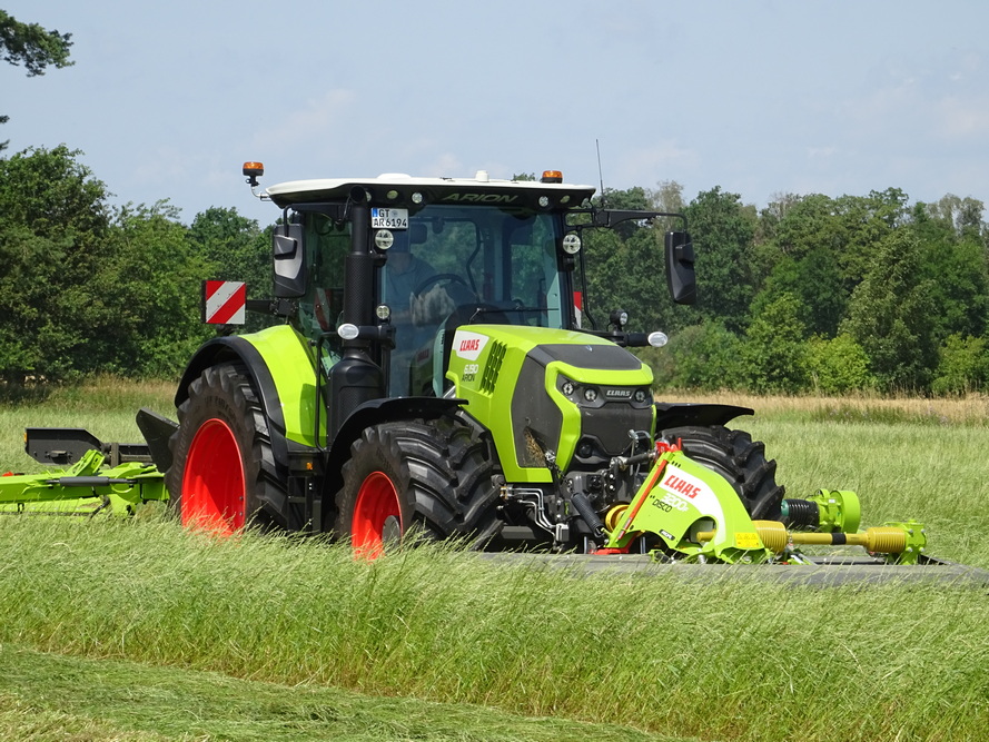 La Série 6 est la gamme de tracteurs Claas permettant d’accéder aux motorisations à 6 cylindres.