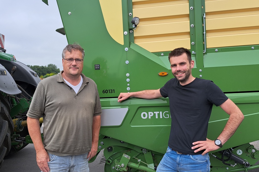 Peter Wieringa et Jordy Oosterhof devant l'une des nouvelles autochargeuses Krone.