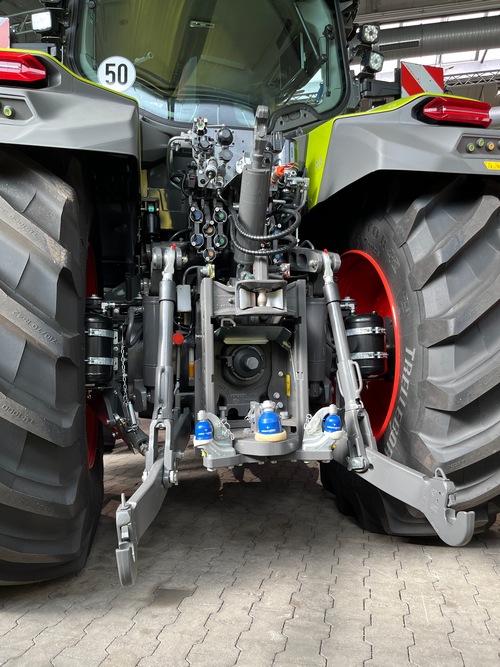 Avec un débit hydraulique pouvant atteindre 205 l/min – dont jusqu’à 140 l/min via un distributeur – et jusqu’à 7 distributeurs hydrauliques, la série Claas Axion 8 est prédestinée aux travaux hydrauliques.
