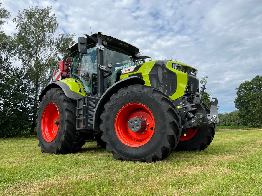 La série Claas Axion 8 peut désormais être équipée de pneus Nokian Soil King VF.