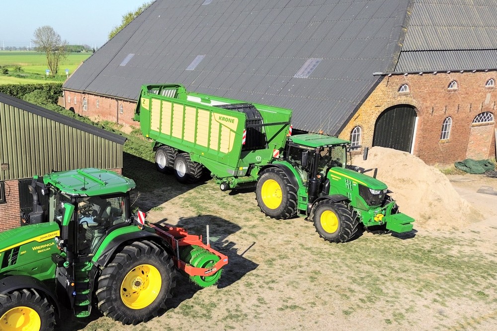 Les collaborateurs de Wieringa apprécient la grande maniabilité des autochargeuses, notamment dans les cours de ferme les plus exiguës.