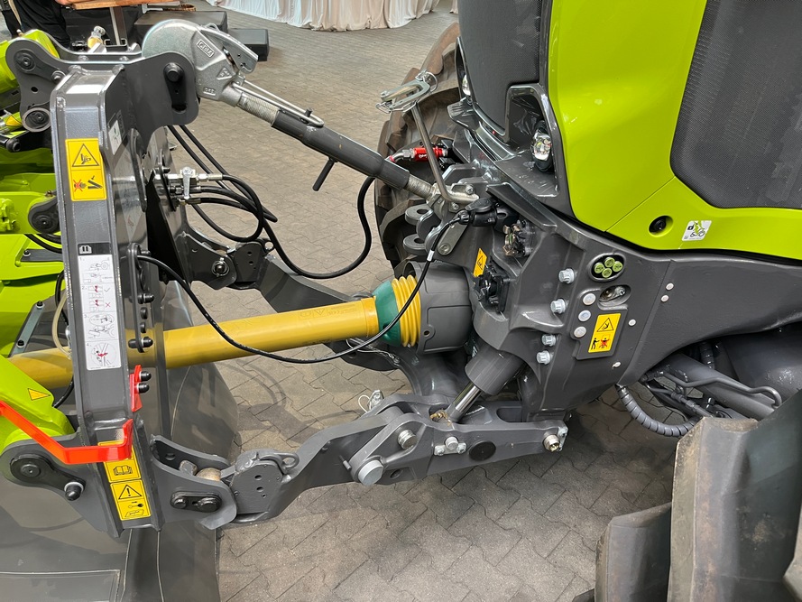 Le relevage avant des Axion 8 Cmatic a une capacité de 5 900 kg.