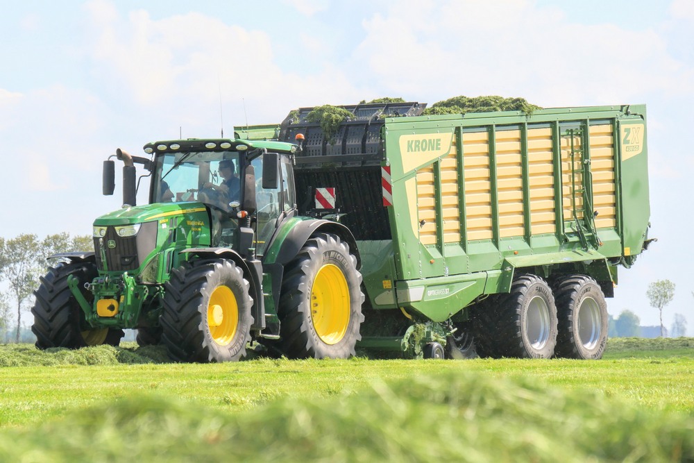 La plupart du temps, les Krone ZX 430 GD sont attelées sur des John Deere 6R 215.
