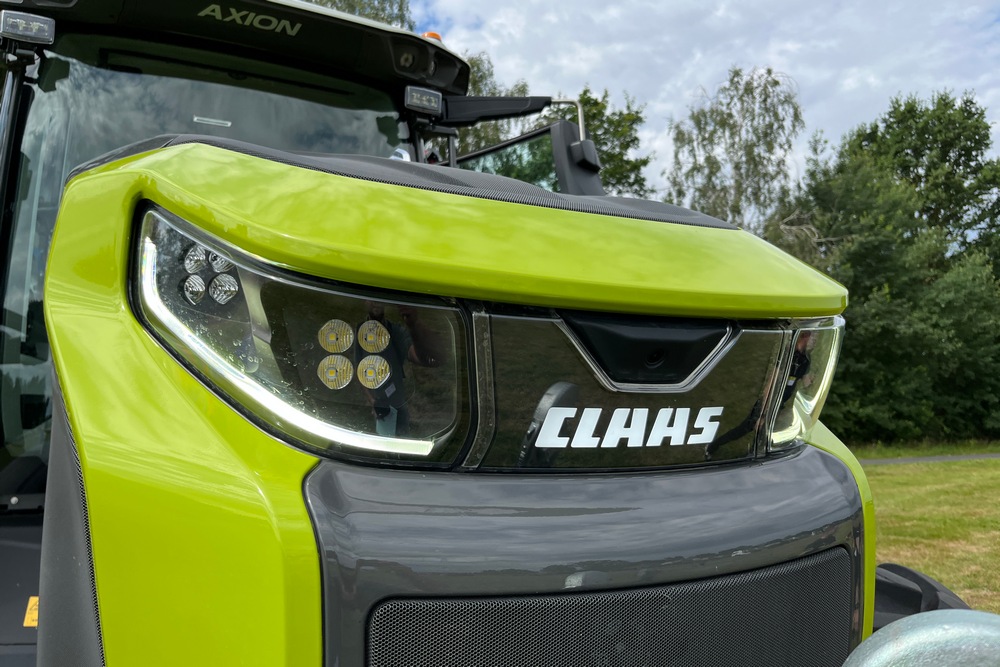 Les Axion Axion 8 Cmatic reprennent le design « Visor », qui comprend un logo Claas rétroéclairé intégré entre les phares.