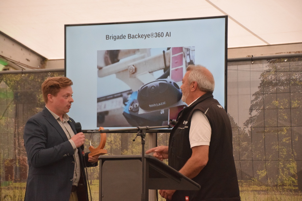 Le système Backeye®360 AI est un système de caméras intelligent offrant une vision à 360° autour de la machine. Grâce à l’intelligence artificielle, il détecte automatiquement les personnes présentes à proximité et avertit le conducteur.
