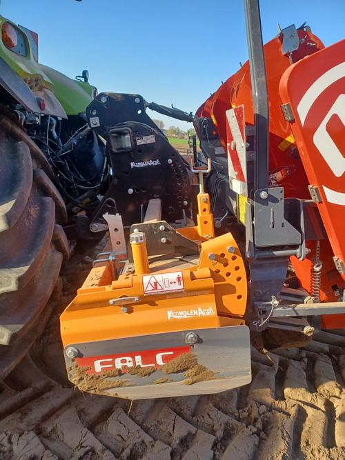 2. Le système d’attelage compact des herses rotatives Kratos 3000 CC est spécialement conçu pour former un combiné de plantation compact.