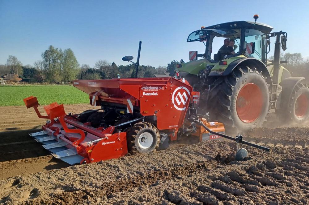 2. Le système d’attelage compact des herses rotatives Kratos 3000 CC est spécialement conçu pour former un combiné de plantation compact.