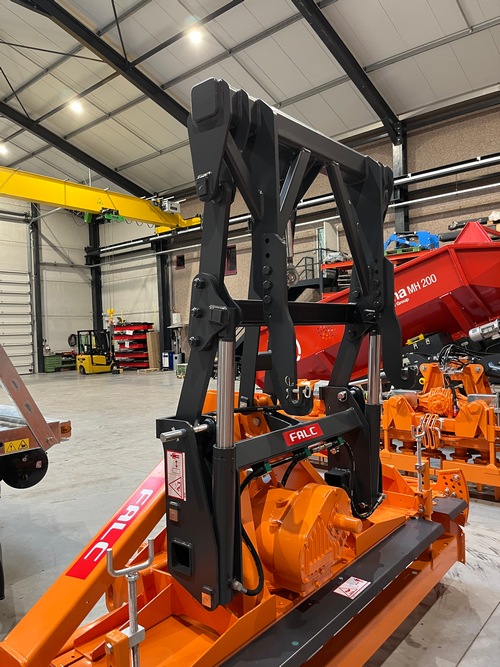 8. De nombreuses options peuvent équiper les herses rotatives, dont un relevage hydraulique.