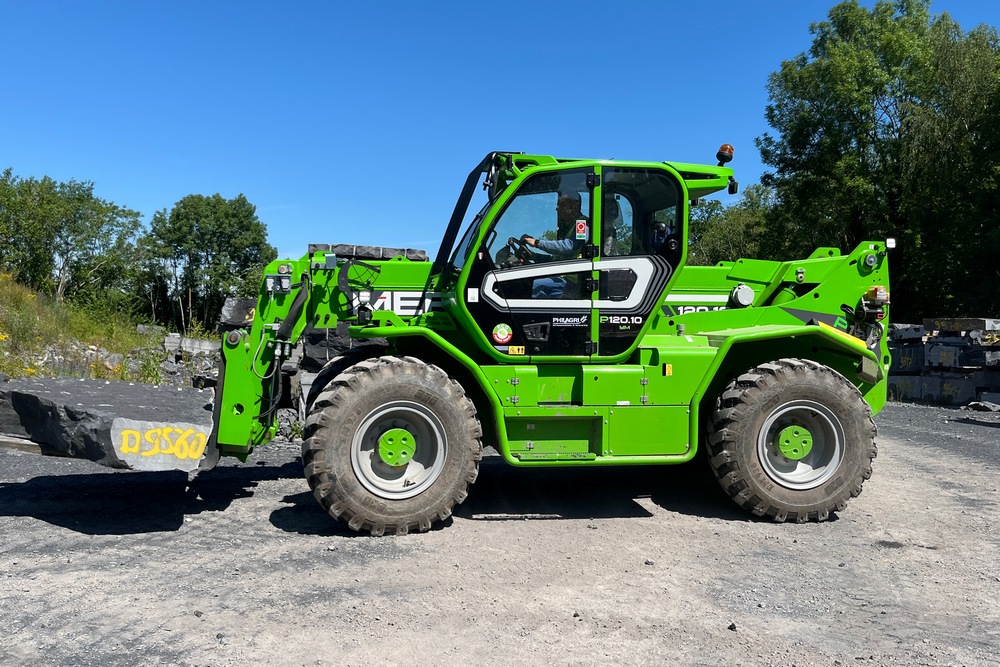 Le plus gros télescopique de la gamme Merlo, le P120.10HM CVT est utilisé par la carrière Merbes-Sprimont pour remonter les blocs de marbre noir extraits du sous-sol.