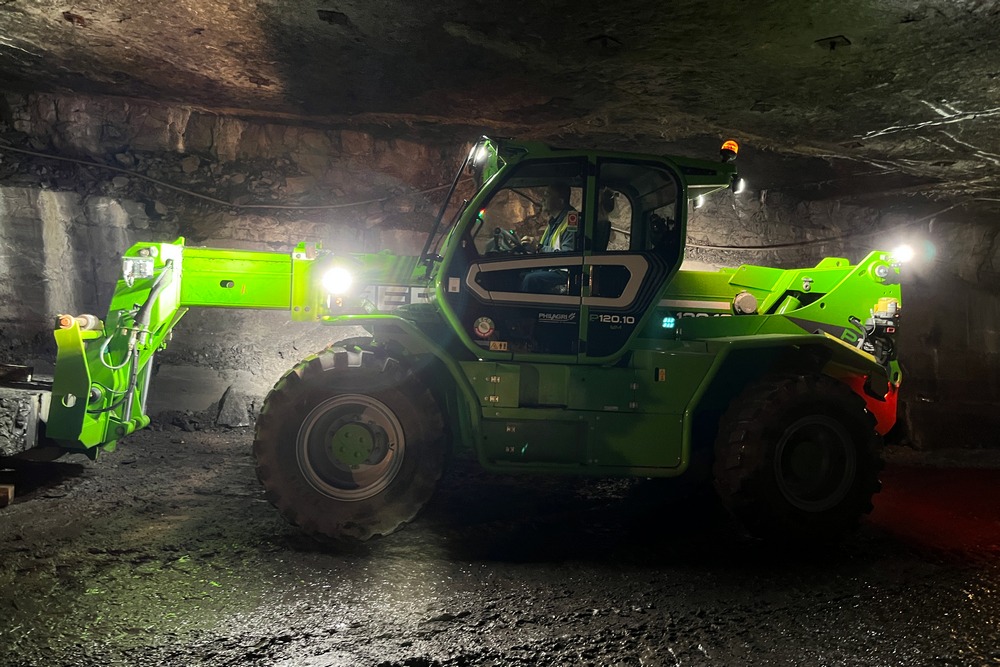 Dans la carrière de Golzinne, la mécanisation a permis de réduire la difficulté du travail et le nombre d’ouvriers nécessaires pour extraire le marbre. Ils étaient 50 avant 2000, contre 6 aujourd’hui.