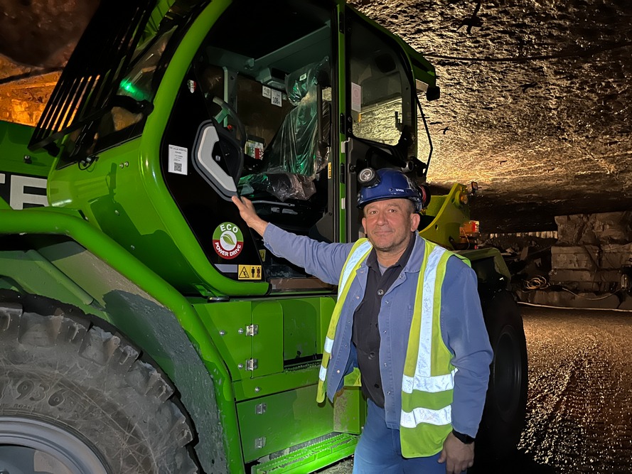 Selon l’opérateur Merhaba Nafiz, le Merlo P120.10HM CVT est le seul télescopique qui sait remonter la pente de la carrière sans glisser tout en transportant un bloc de marbre.
