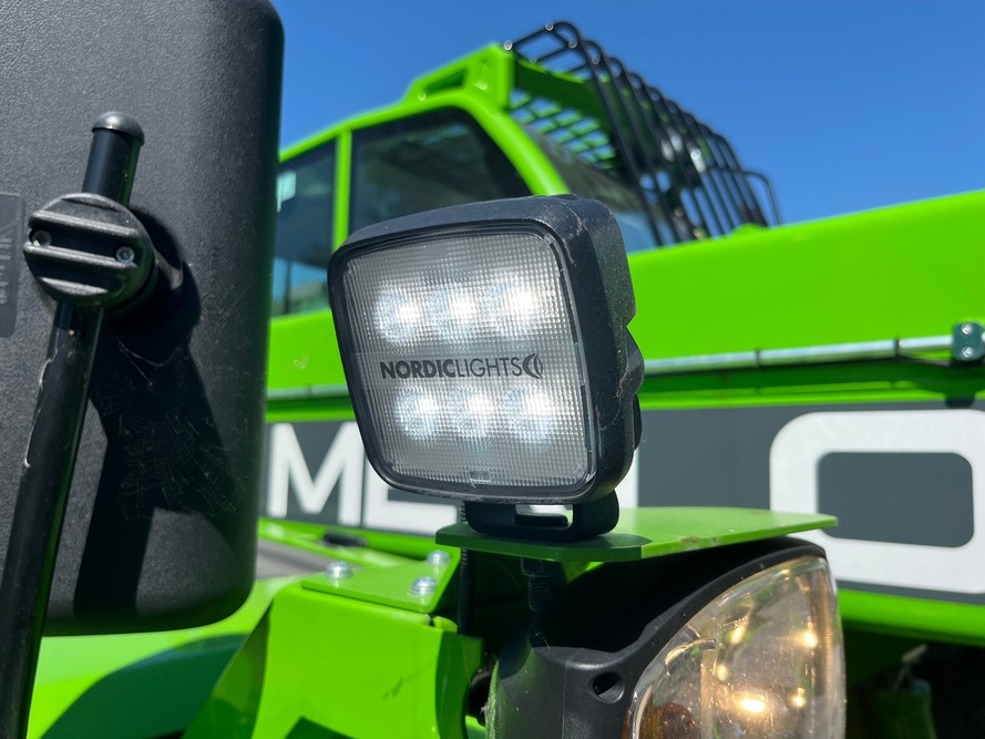 Le télescopique est doté de feux led à 360°.
