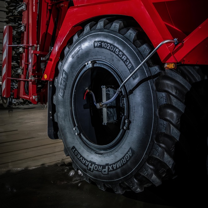Pour limiter les tassements de sols, des pneus BKT 1020/55 R38 peuvent être montées à l'arrière.