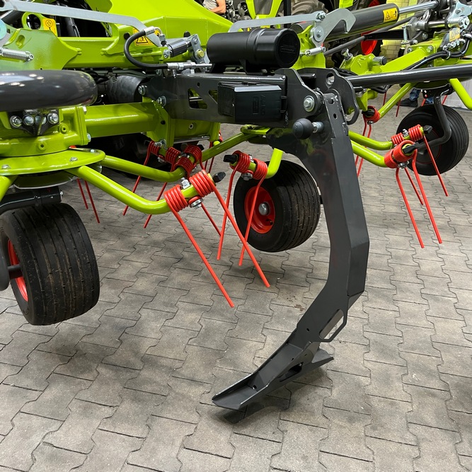 Sur la faneuse Volto 1100, une béquille supplémentaire permet un stationnement en délestant les roues des rotors.