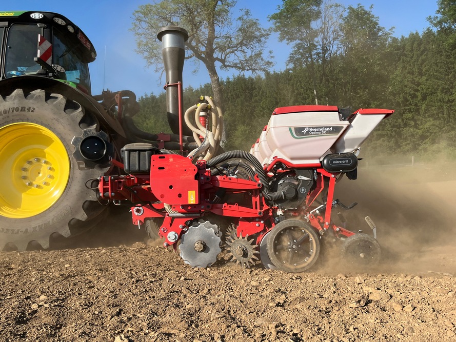 L’Optima SX adapte automatiquement la pression sur les éléments pour homogénéiser la profondeur de semis.